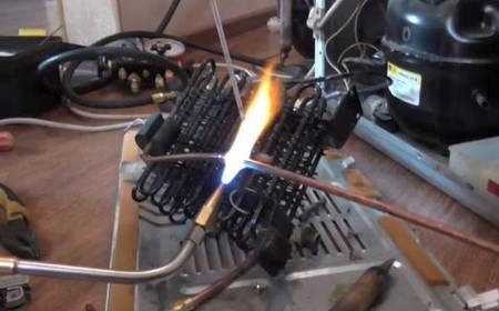 Холодильник LG трещит