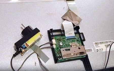 Выключается монитор LG