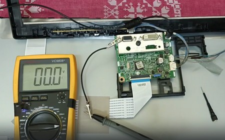 Выключается монитор LG