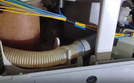 Посудомоечная машина течет