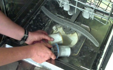 Замена сливного насоса посудомоечной машины